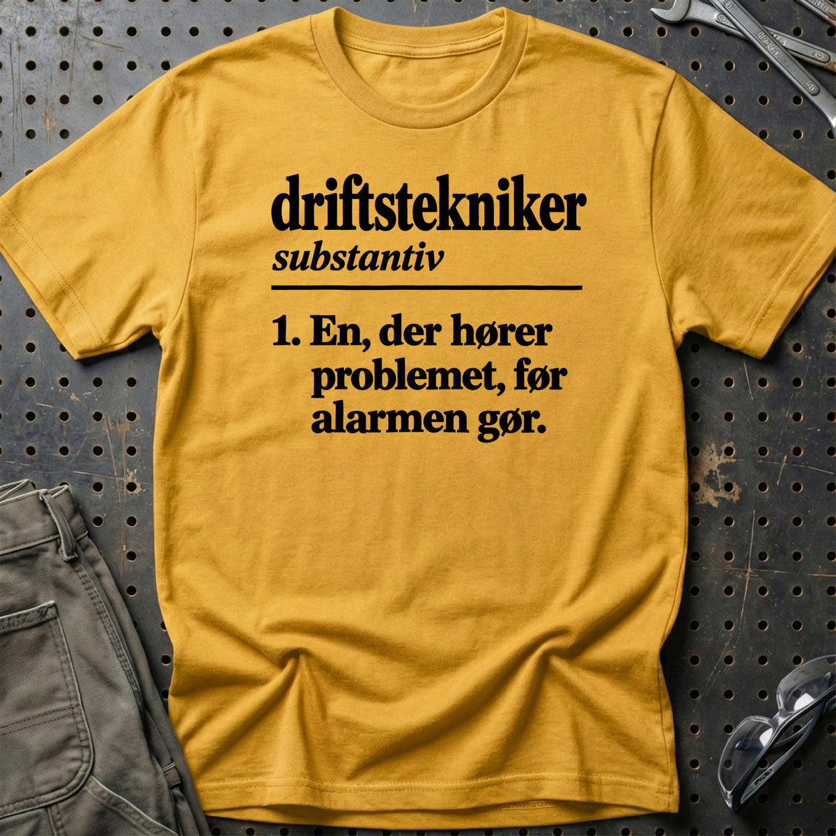 
Driftstekniker – Definition T-Shirt – Guld