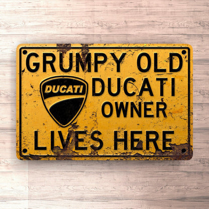 Ducati Grumpy Old Ducati Owner Lives Here Skilte, Musemåtte, Dørmåtte , Plakat-Skilte-Ducati-Garage Culture Shop- garage - man cave - merchandise