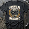 Dyrlæge – Danmarks Nogenlunde Gode T-Shirt-Beklædning-Garage Culture-Sort-S-Garage Culture Shop- garage - man cave - merchandise