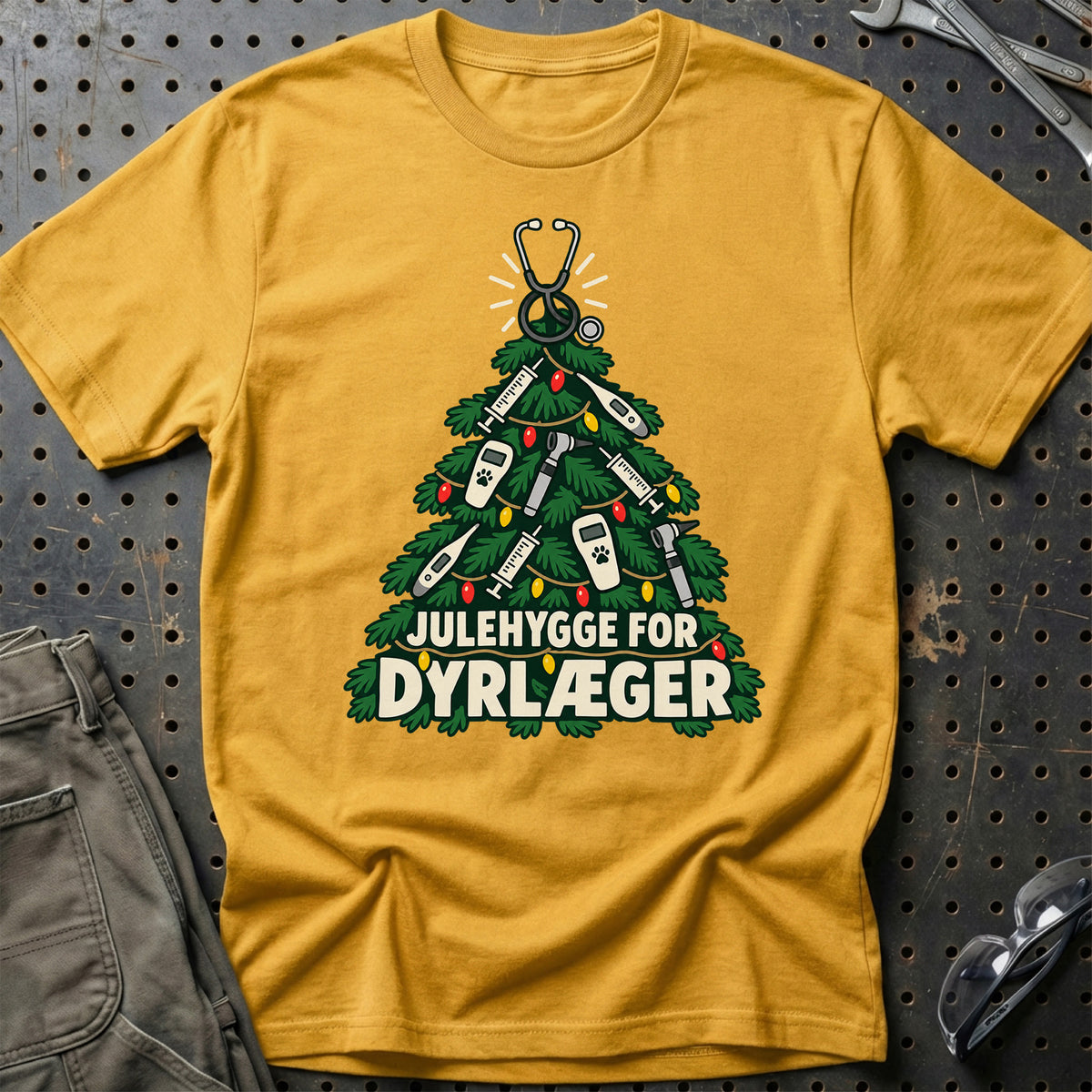 
Dyrlæge – Julehygge – Unisex T-Shirt – Guld