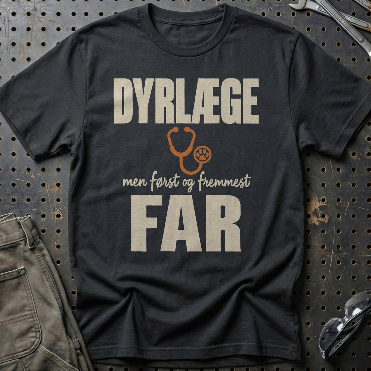 
Produktbillede af Dyrlæge – Men Først Og Fremmest Far T-Shirt