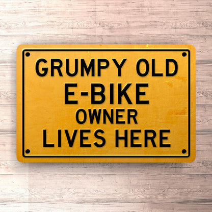 E Bike Grumpy Old E Bike Owner Lives Here Skilte, Musemåtte, Dørmåtte , Plakat-Skilte-E Bike-Garage Culture Shop- garage - man cave - merchandise