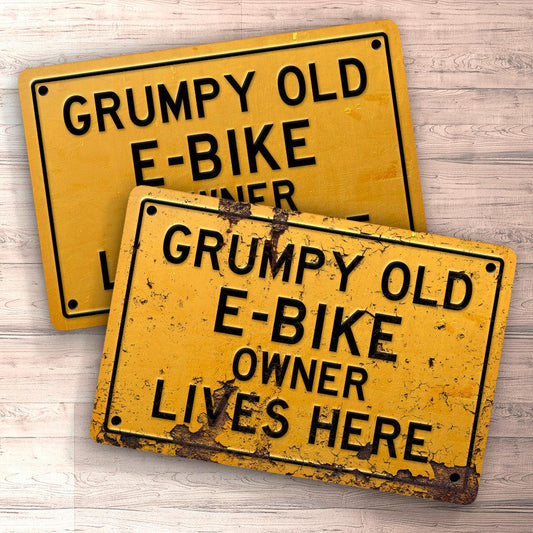 E Bike Grumpy Old E Bike Owner Lives Here Skilte, Musemåtte, Dørmåtte , Plakat-Skilte-E Bike-Garage Culture Shop- garage - man cave - merchandise