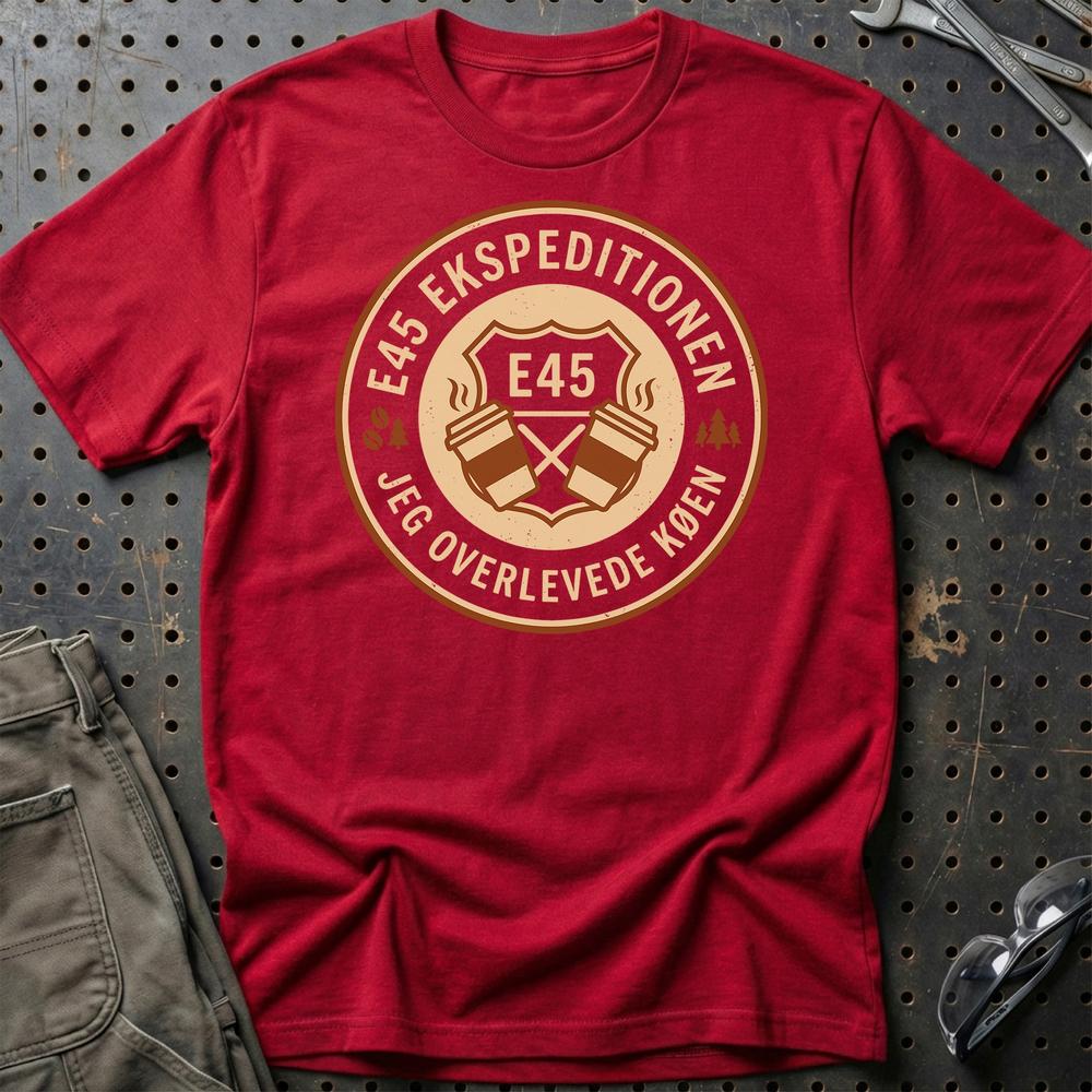 E45 Ekspeditionen Jeg Overlevede Køen - Unisex T-Shirt , Bomuld-Beklædning-Garage Culture-Rød-S-Garage Culture Shop- garage - man cave - merchandise