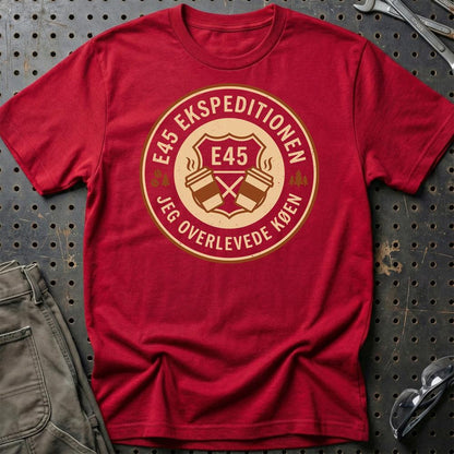 E45 Ekspeditionen Jeg Overlevede Køen - Unisex T-Shirt , Bomuld-Beklædning-Garage Culture-Rød-S-Garage Culture Shop- garage - man cave - merchandise