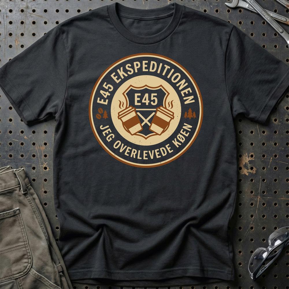 E45 Ekspeditionen Jeg Overlevede Køen - Unisex T-Shirt , Bomuld-Beklædning-Garage Culture-Sort-S-Garage Culture Shop- garage - man cave - merchandise