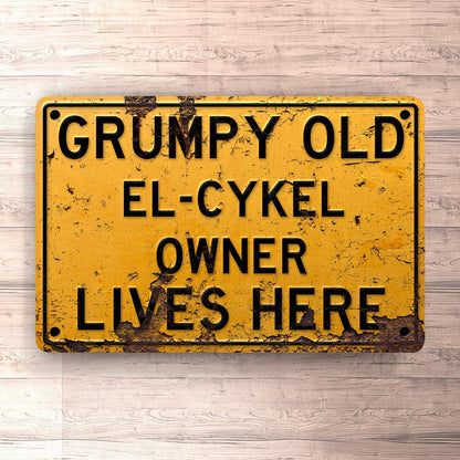 El Cykel Grumpy Old El Cykel Owner Lives Here Skilte, Musemåtte, Dørmåtte , Plakat-Skilte-El-Garage Culture Shop- garage - man cave - merchandise