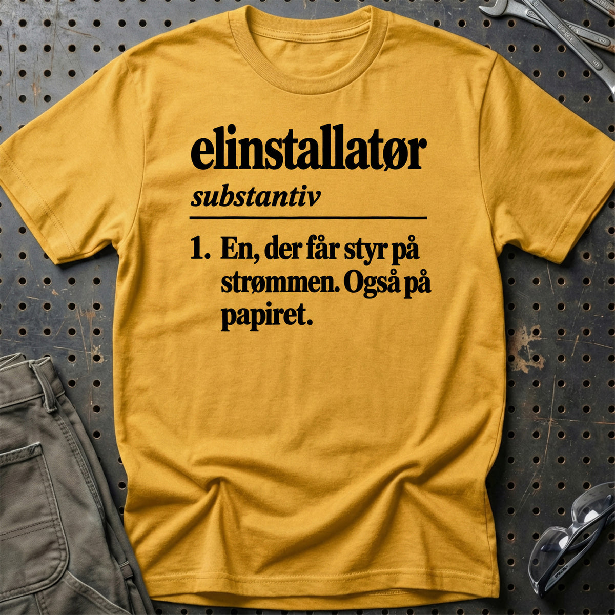
Elinstallatør – Definition T-Shirt – Guld