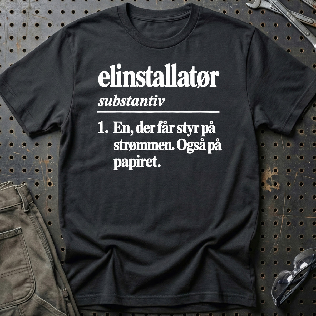 
Elinstallatør – Definition T-Shirt – Sort