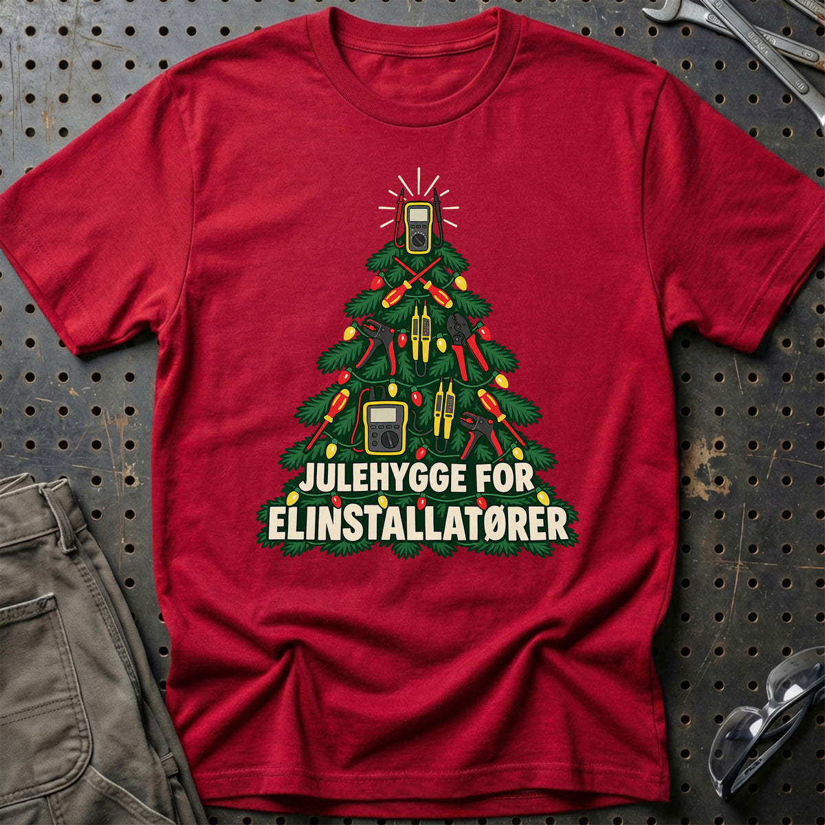 
Elinstallatør – Julehygge – Unisex T-Shirt – Rød