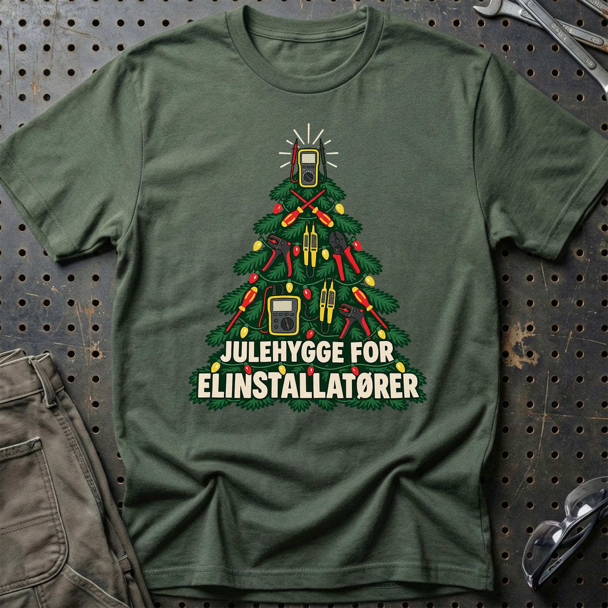 
Elinstallatør – Julehygge – Unisex T-Shirt – Grøn Militær