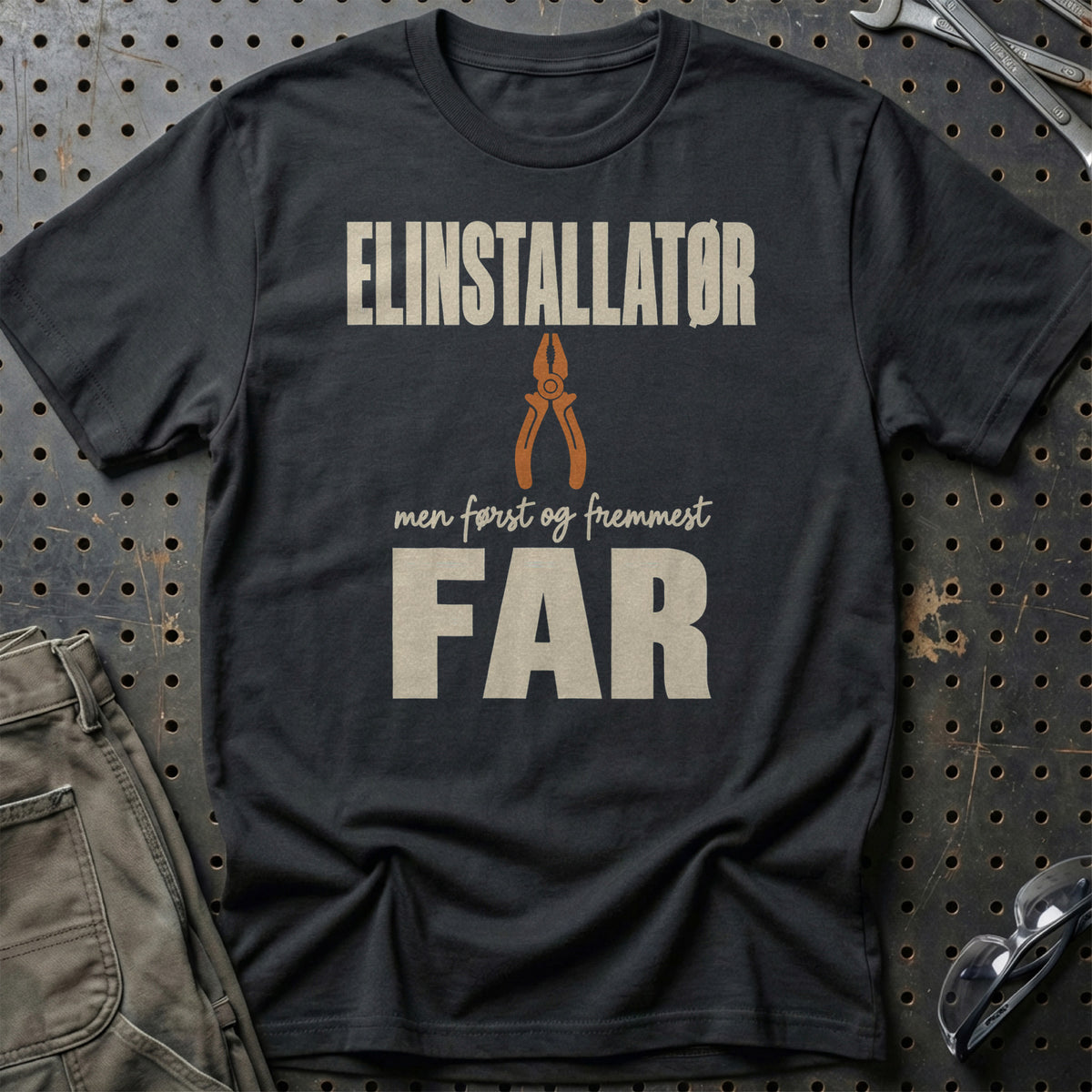 
Produktbillede af Elinstallatør – Men Først Og Fremmest Far T-Shirt