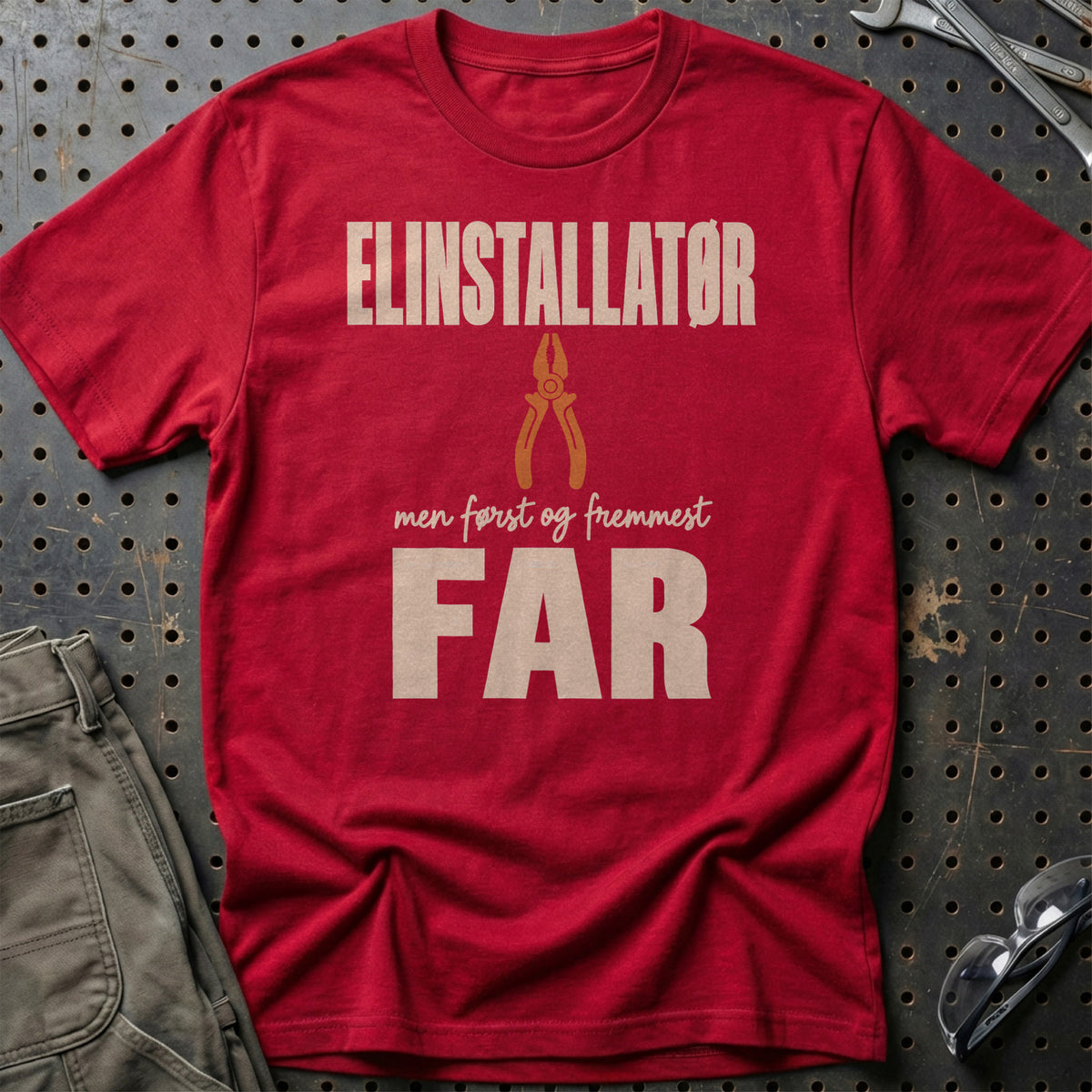 
Produktbillede af Elinstallatør – Men Først Og Fremmest Far T-Shirt