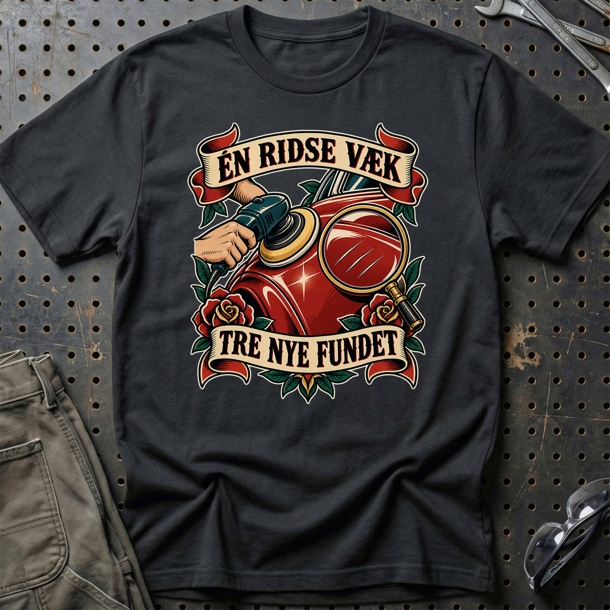 
Én ridse væk – Tre nye fundet – Unisex T-Shirt – Sort