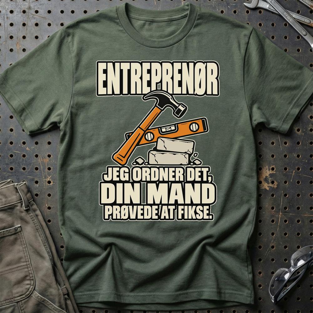 
Produktbillede af Entreprenør – Jeg Ordner Det, Din Mand Prøvede At Fikse T-Shirt