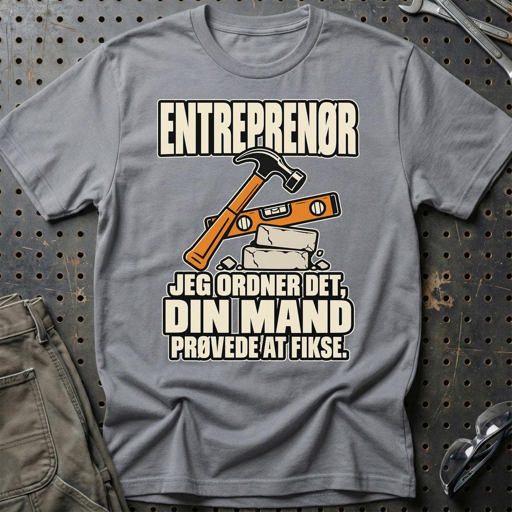 
Produktbillede af Entreprenør – Jeg Ordner Det, Din Mand Prøvede At Fikse T-Shirt