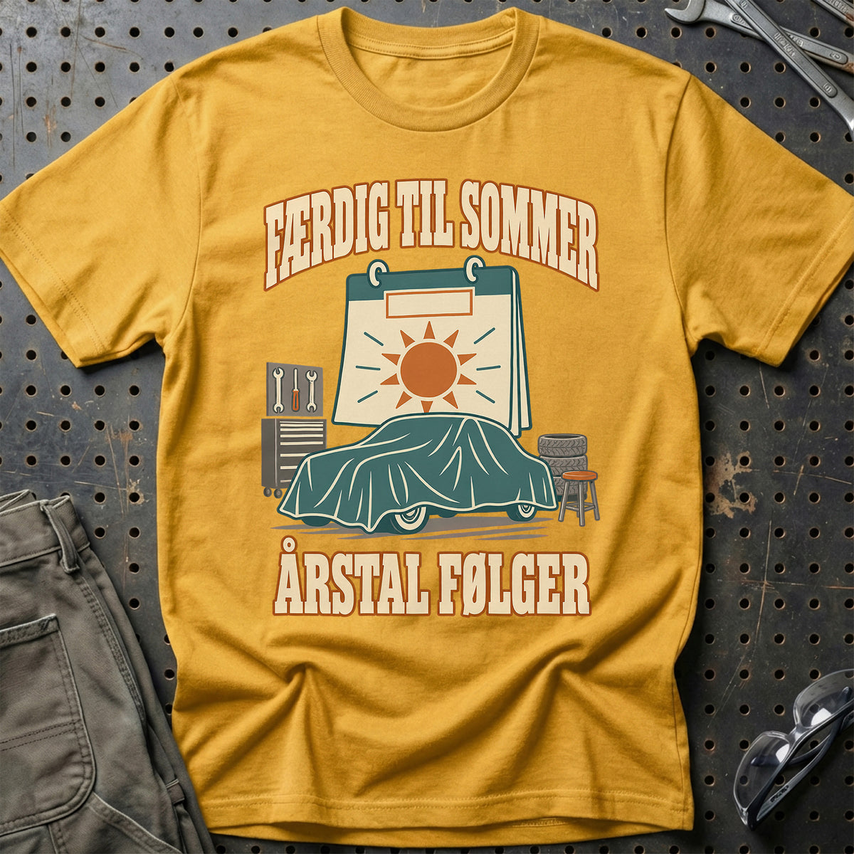 
Færdig til sommer – Årstal følger T-Shirt – Guld