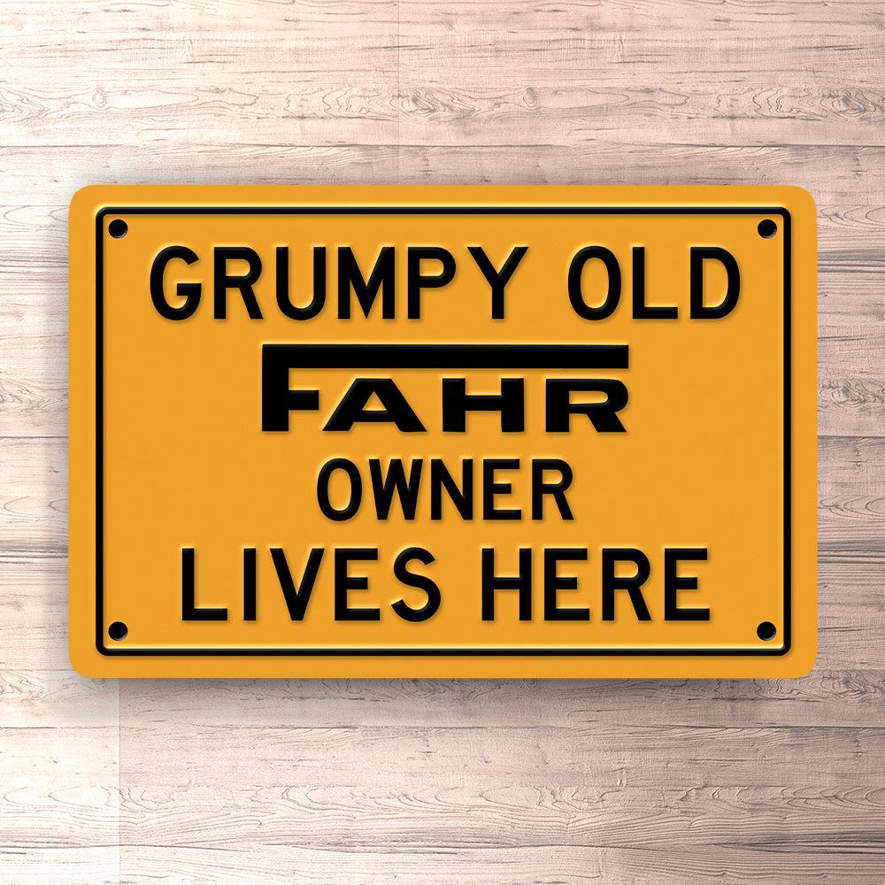 Fahr Grumpy Old Owner Lives Here Skilte, Musemåtte, Dørmåtte-Skilte-Fahr-Garage Culture Shop- garage - man cave - merchandise