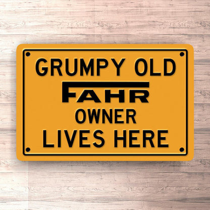Fahr Grumpy Old Owner Lives Here Skilte, Musemåtte, Dørmåtte-Skilte-Fahr-Garage Culture Shop- garage - man cave - merchandise