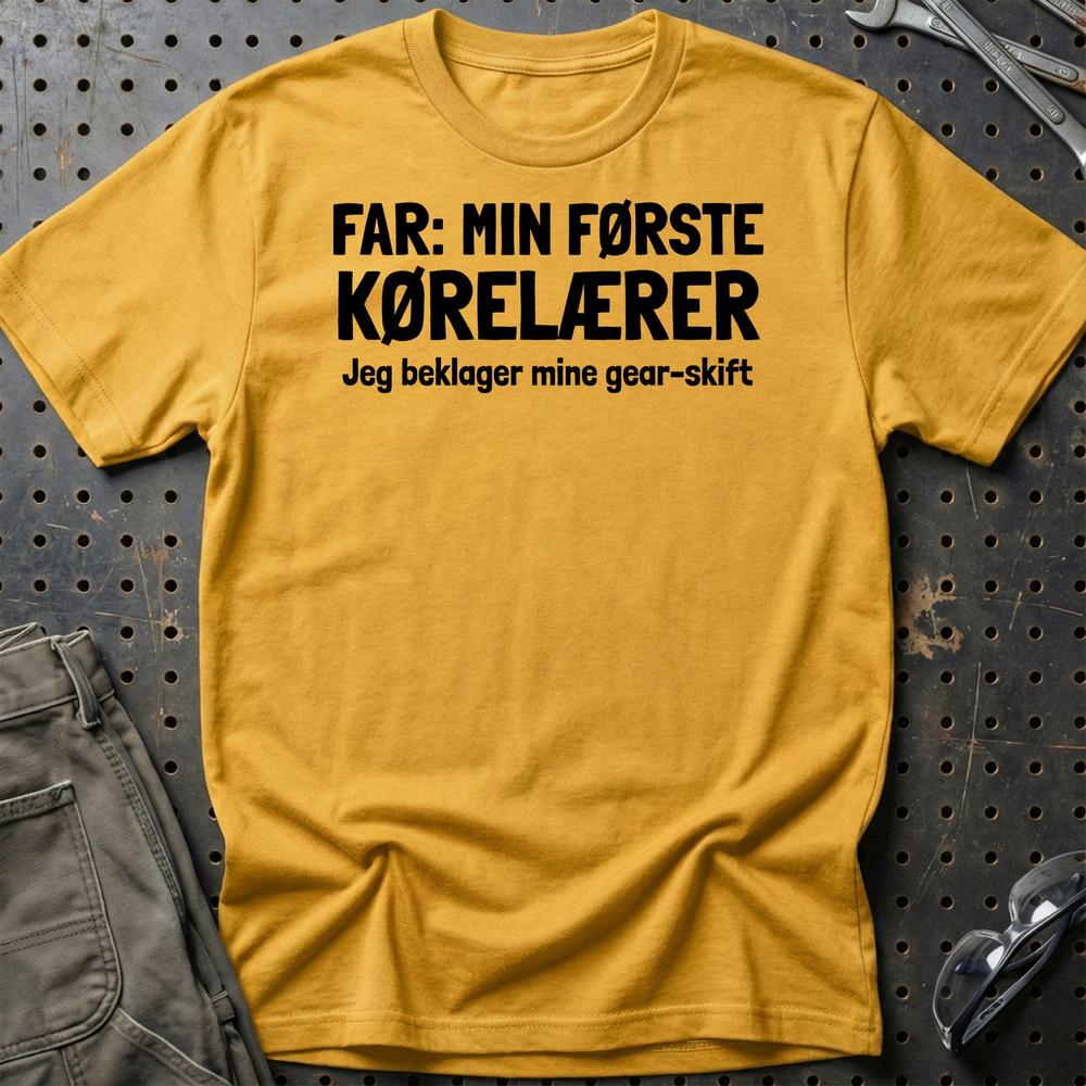 Far. Min Første Kørelærer T-Shirt-Beklædning-Garage Culture-Guld-S-Garage Culture Shop- garage - man cave - merchandise