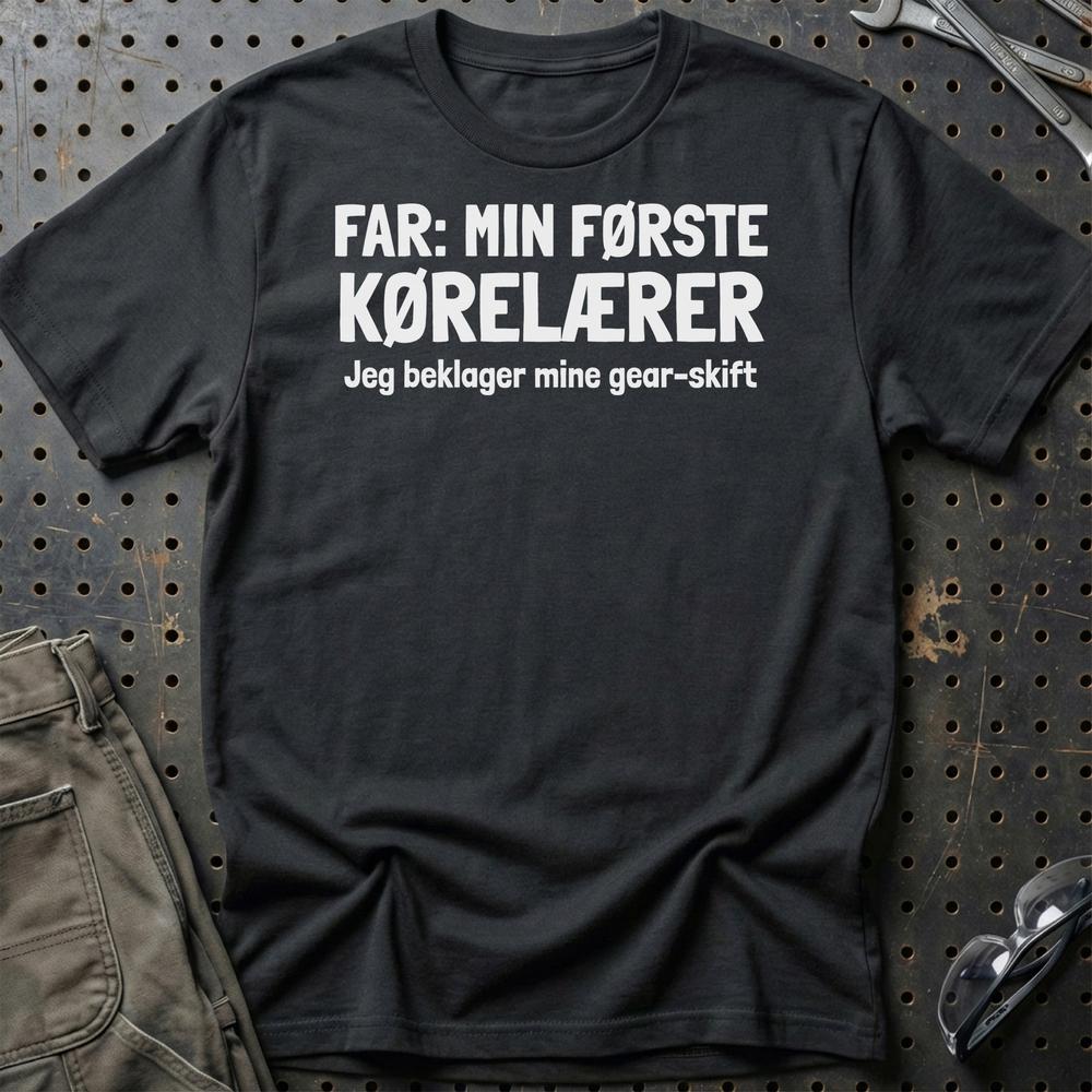 Far. Min Første Kørelærer T-Shirt-Beklædning-Garage Culture-Sort-S-Garage Culture Shop- garage - man cave - merchandise