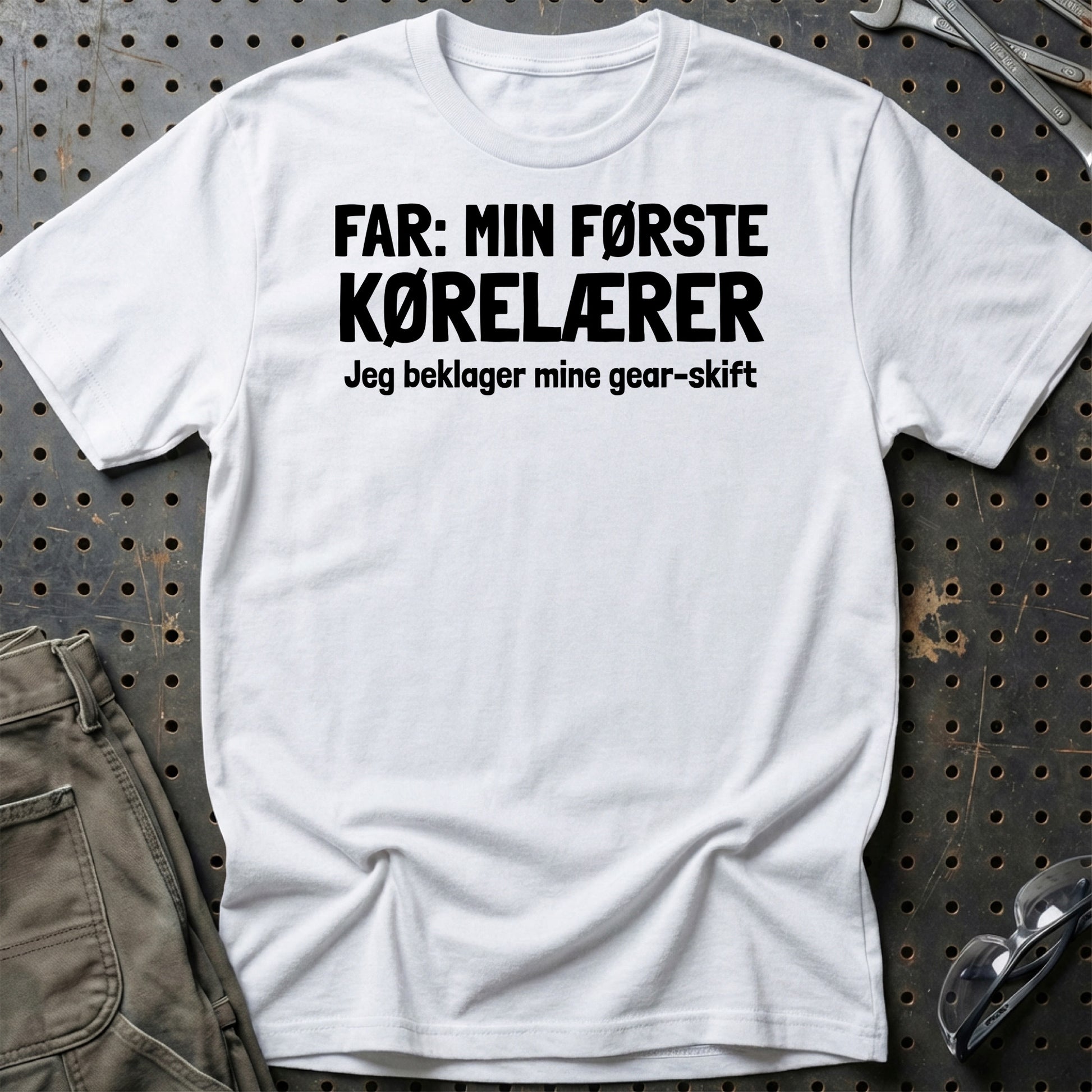 Far. Min Første Kørelærer - Unisex T-Shirt , Bomuld-Beklædning-Garage Culture-Hvid-S-Garage Culture Shop- garage - man cave - merchandise