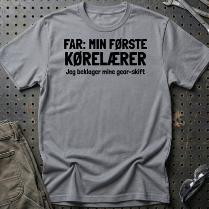 Far. Min Første Kørelærer - Unisex T-Shirt , Bomuld-Beklædning-Garage Culture-Grå Sport-S-Garage Culture Shop- garage - man cave - merchandise