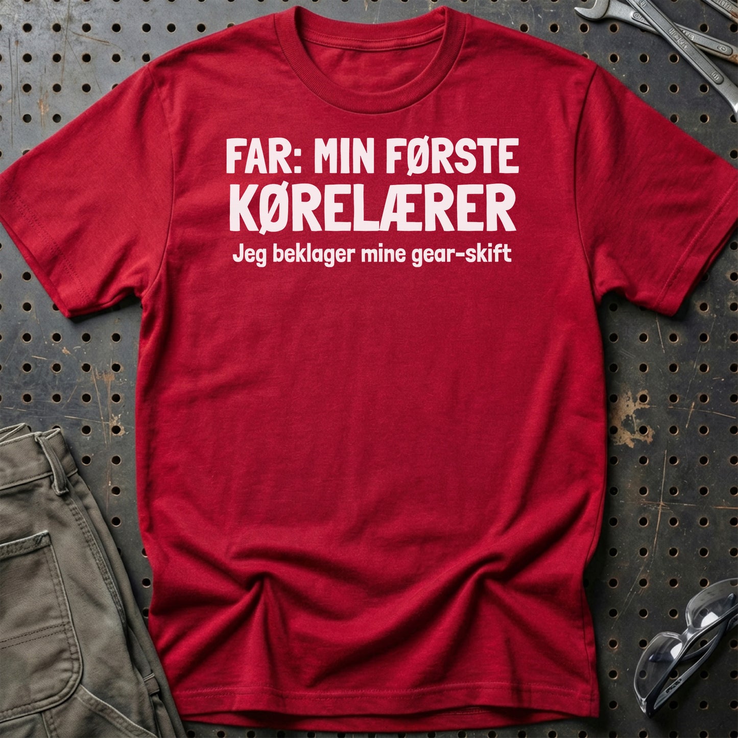 Far. Min Første Kørelærer - Unisex T-Shirt , Bomuld-Beklædning-Garage Culture-Rød-S-Garage Culture Shop- garage - man cave - merchandise