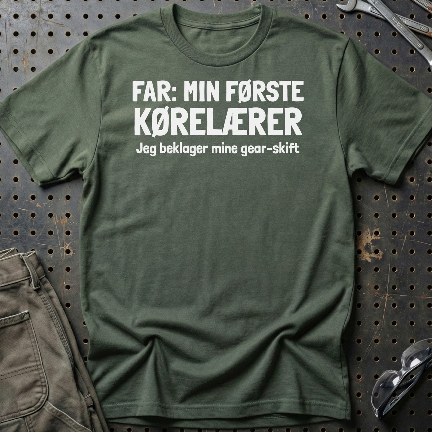 Far. Min Første Kørelærer - Unisex T-Shirt , Bomuld-Beklædning-Garage Culture-Grøn Militær-S-Garage Culture Shop- garage - man cave - merchandise