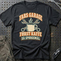 
Fars Garage – Først kaffe, så spørgsmål – Farvet motiv – Unisex T-Shirt – Sort
