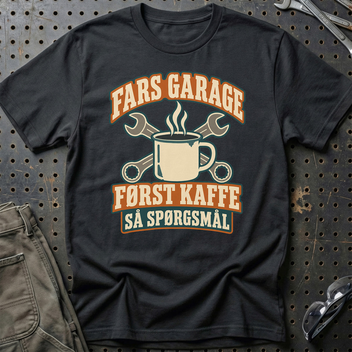 
Fars Garage – Først kaffe, så spørgsmål – Farvet motiv – Unisex T-Shirt – Sort