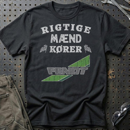 Fendt Rigtige Mænd Kører - Unisex T-Shirt , Bomuld-Beklædning-Fendt-Sort-S-Garage Culture Shop- garage - man cave - merchandise