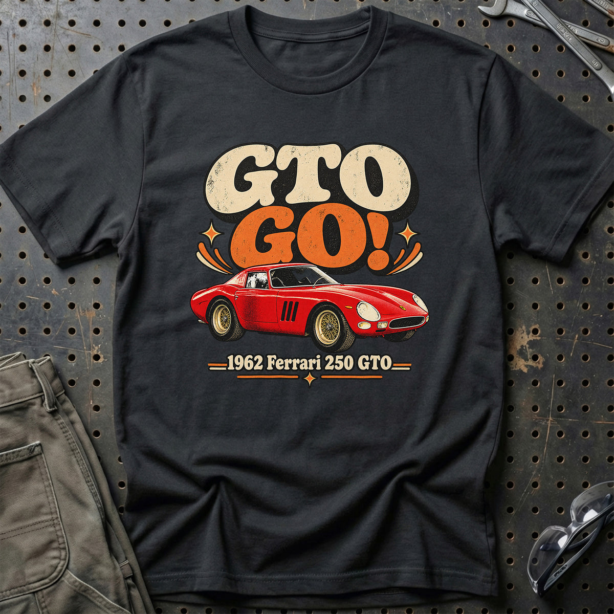 
Ferrari 250 GTO 1962 – GTO Go! T-Shirt – Sort