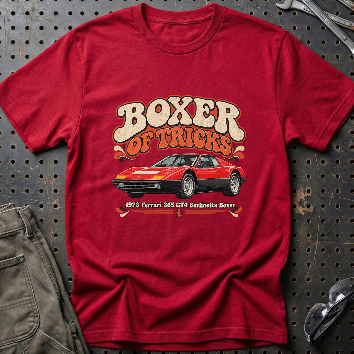 
Ferrari 365 GT4 Berlinetta Boxer 1973 – Boxer of Tricks T-Shirt – Rød