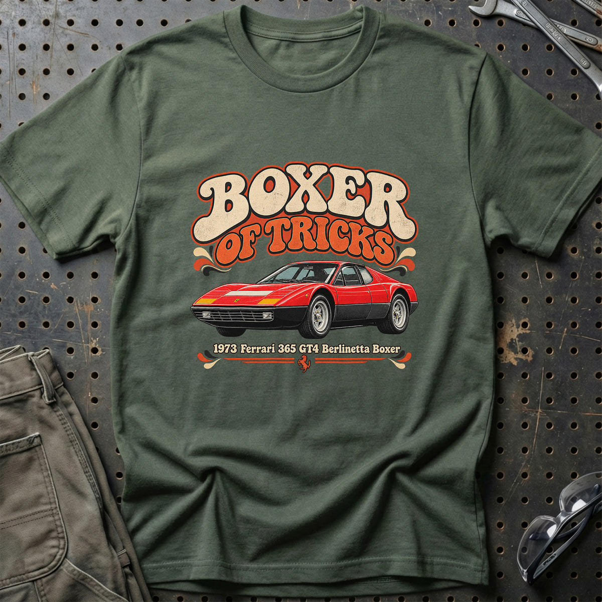 
Ferrari 365 GT4 Berlinetta Boxer 1973 – Boxer of Tricks T-Shirt – Grøn Militær