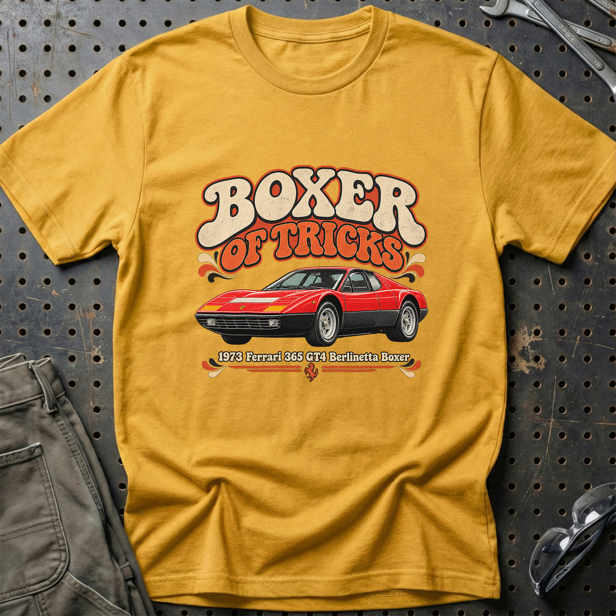 
Ferrari 365 GT4 Berlinetta Boxer 1973 – Boxer of Tricks T-Shirt – Guld