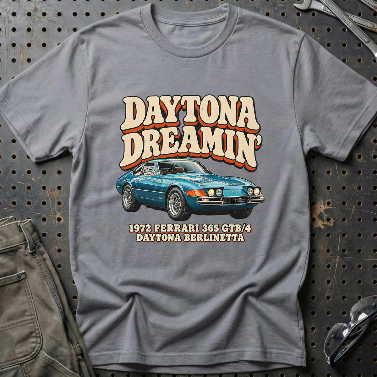
Ferrari 365 GTB/4 Daytona 1972 – Daytona Dreamin’ T-Shirt – Grå Sport