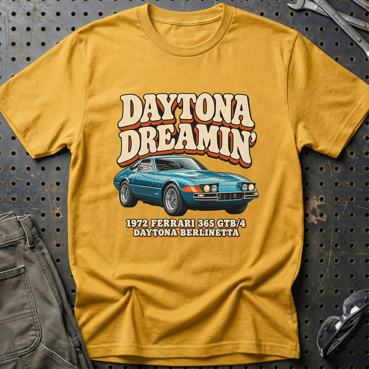 
Ferrari 365 GTB/4 Daytona 1972 – Daytona Dreamin’ T-Shirt – Guld