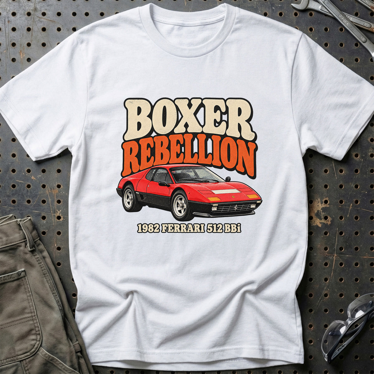 
Ferrari 512 BBi 1982 – Boxer Rebellion T-Shirt – Hvid