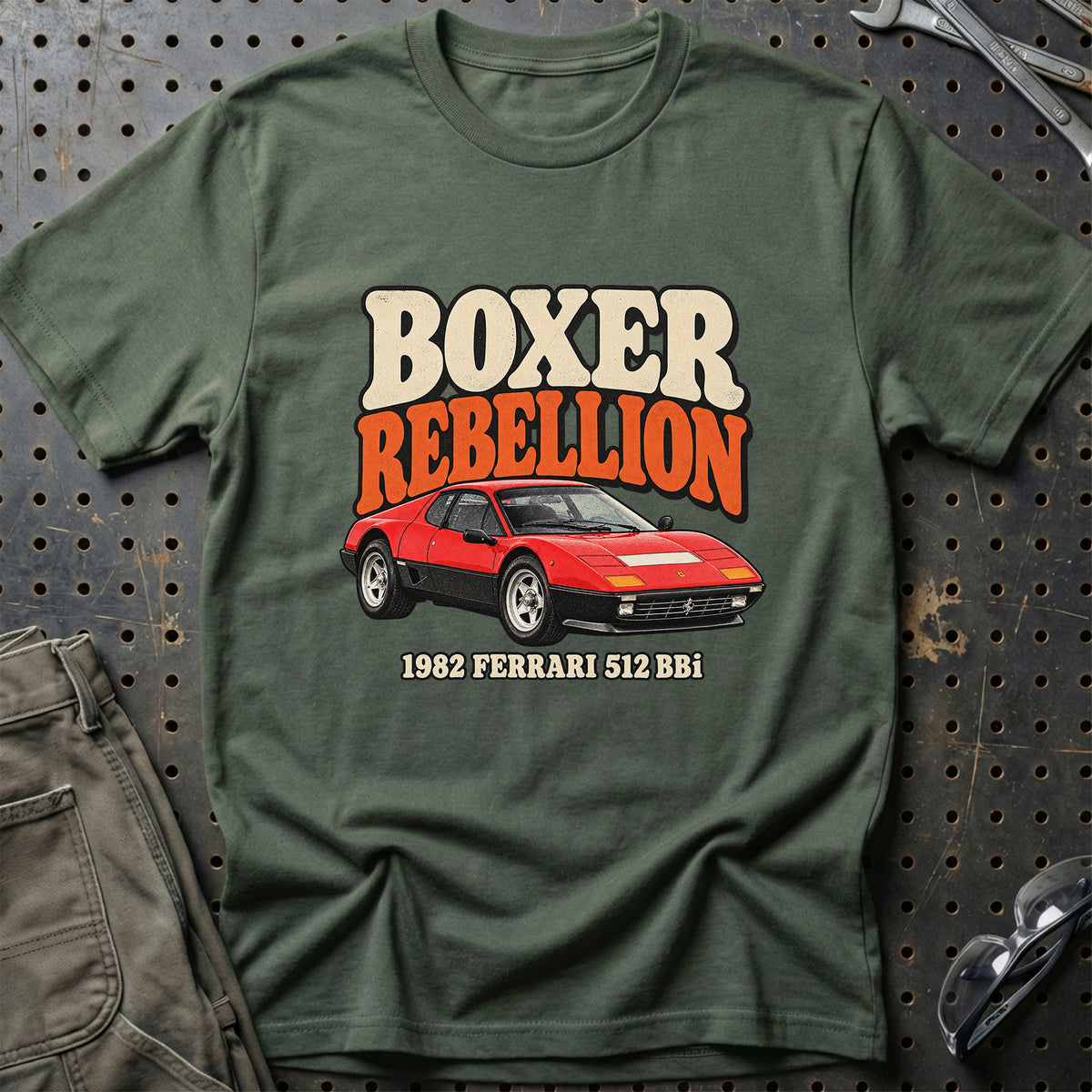 
Ferrari 512 BBi 1982 – Boxer Rebellion T-Shirt – Grøn Militær