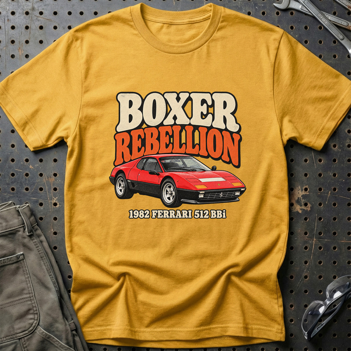 
Ferrari 512 BBi 1982 – Boxer Rebellion T-Shirt – Guld