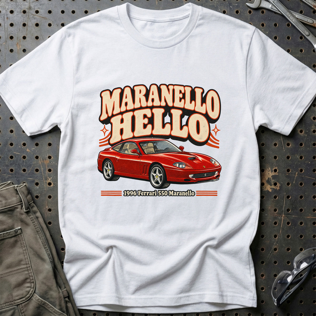 
Ferrari 550 Maranello 1996 – Maranello Hello T-Shirt – Hvid