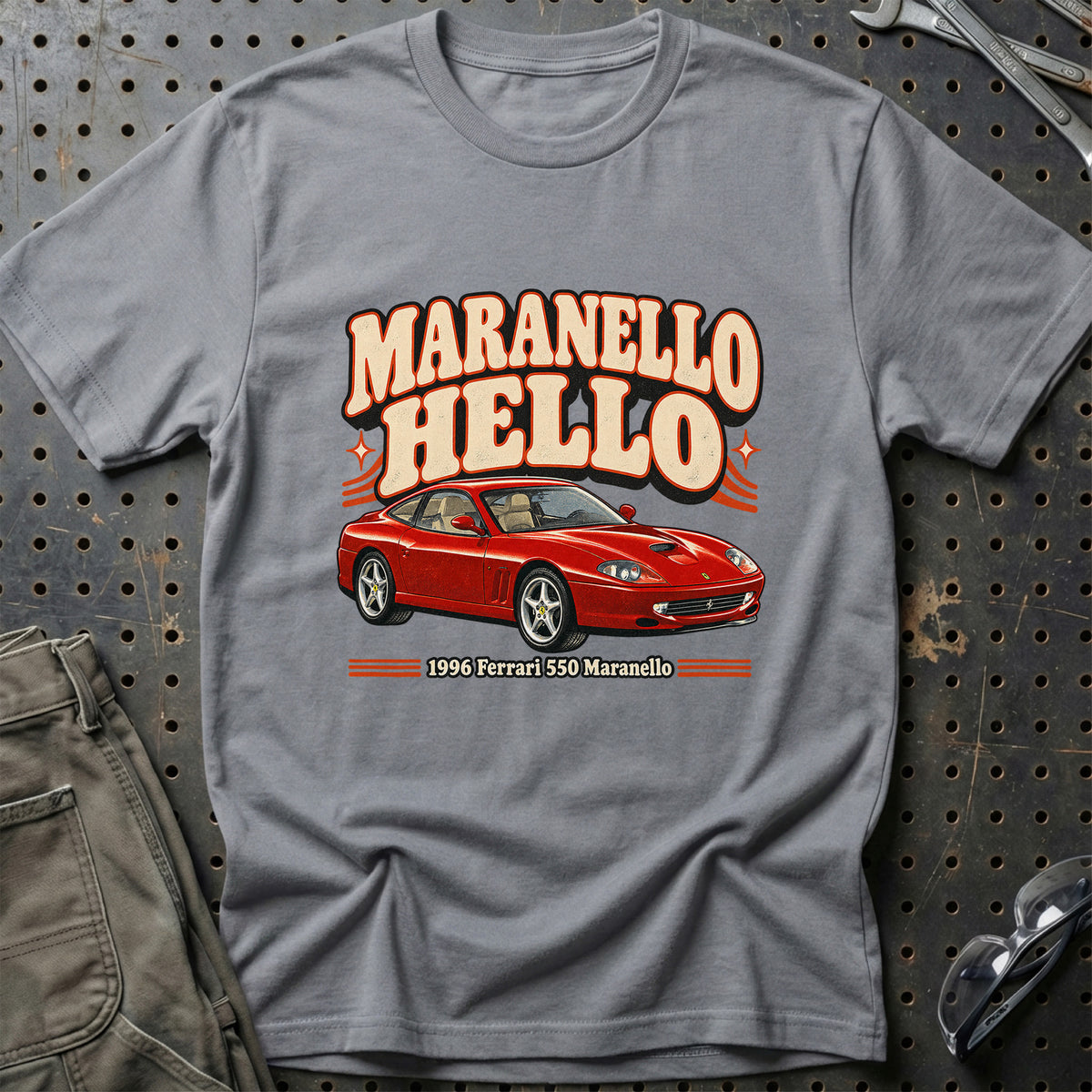 
Ferrari 550 Maranello 1996 – Maranello Hello T-Shirt – Grå Sport