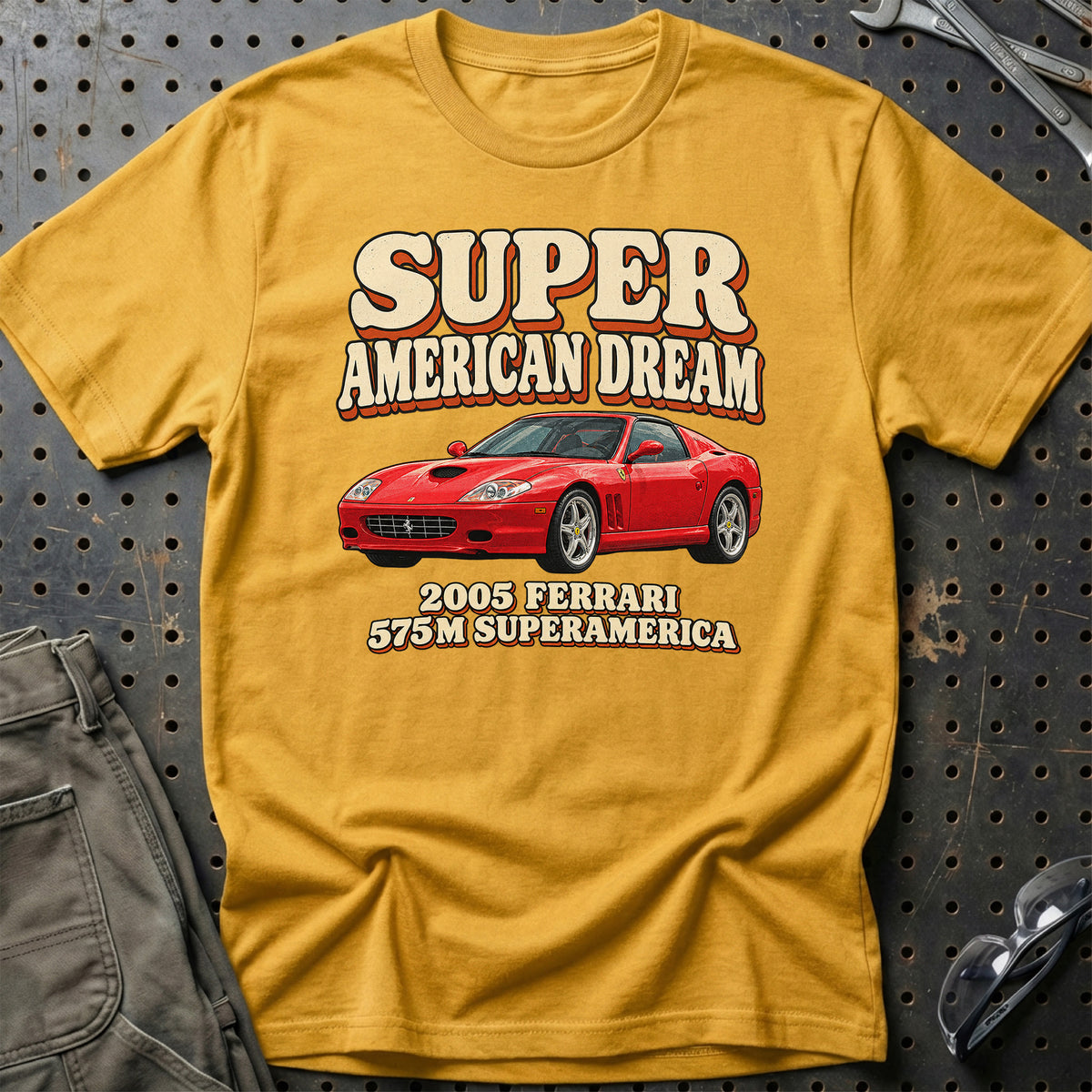 
Ferrari 575M Superamerica 2005 – Super American Dream T-Shirt – Guld