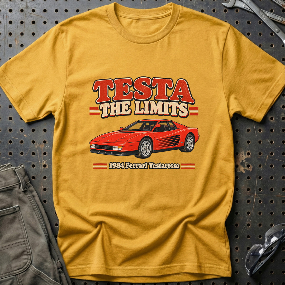 
Ferrari Testarossa 1984 – Testa the Limits T-Shirt – Guld
