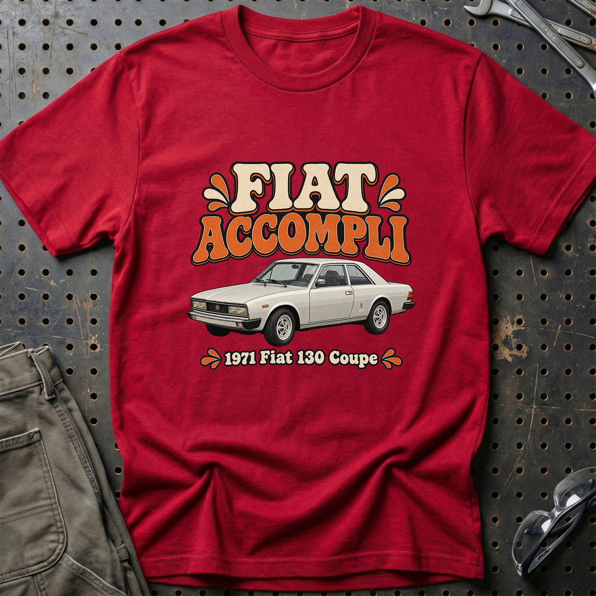 
Fiat 130 Coupe 1971 – Fiat Accompli T-Shirt – Rød