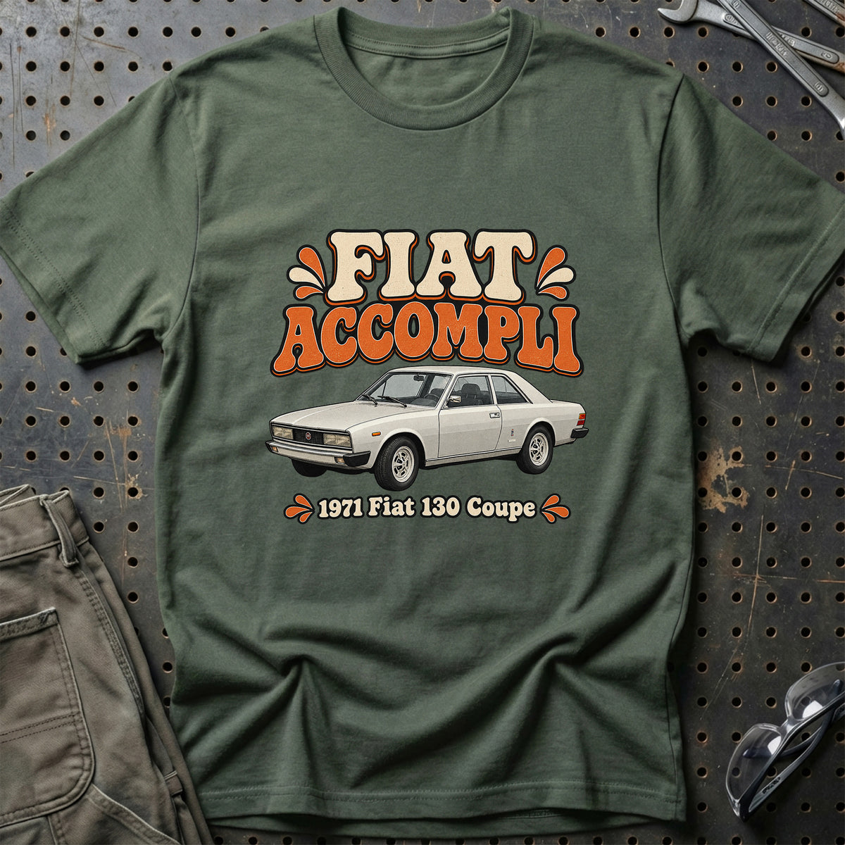 
Fiat 130 Coupe 1971 – Fiat Accompli T-Shirt – Grøn Militær