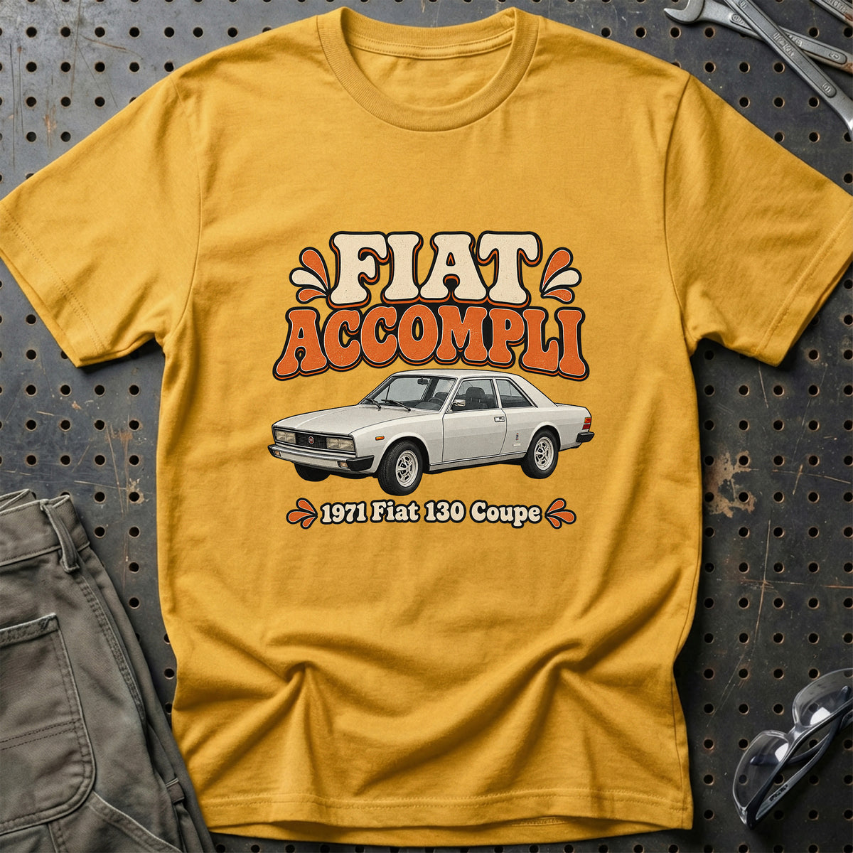 
Fiat 130 Coupe 1971 – Fiat Accompli T-Shirt – Guld