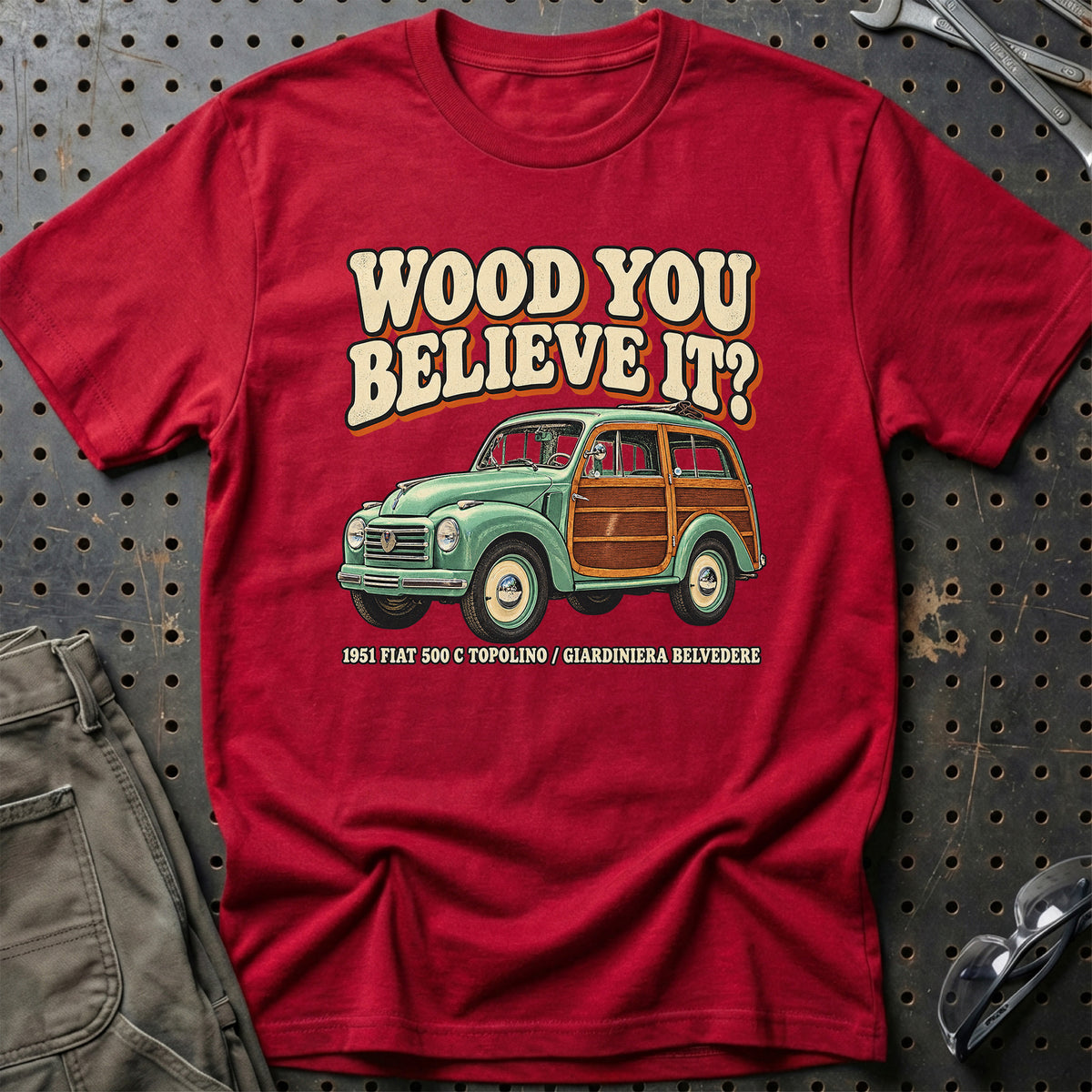 
Fiat 500 C Topolino Giardiniera 1951 – Wood You Believe It T-Shirt – Rød