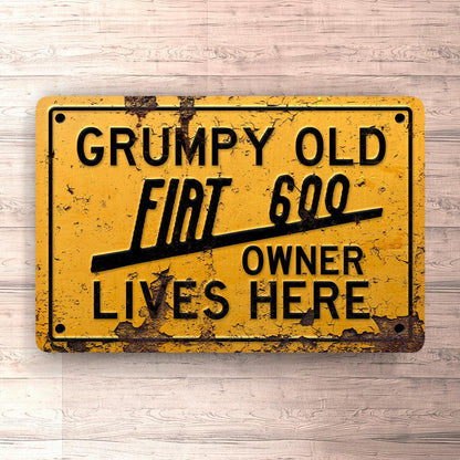Fiat 600 Grumpy Old Fiat 600 Owner Lives Here Skilte, Musemåtte, Dørmåtte , Plakat-Skilte-Fiat-Garage Culture Shop- garage - man cave - merchandise